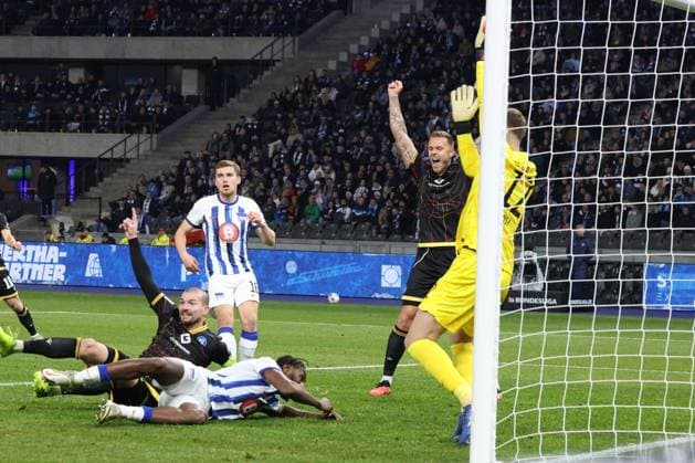 DEU, DFL, 2. FBL, Hertha BSC vs. Karlsruher SC, 11.11.2023, Berliner Olympiastadion, Berlin, DEU, DFL, 2. FBL, Hertha BSC vs. Karlsruher SC, im Bild 0:1 durch Lars Stindel (Karlsruher SC 13), Tjark Ernst (Hertha BSC Berlin 12), Deyovaisio Zeefuik (Hertha BSC Berlin 34), Jonjoe Kenny (Hertha BSC Berlin 16) DFL - regulations prohibit any use of Photographs as image sequences and or quasi-video Foto: Juergen Engler nordphoto GmbH