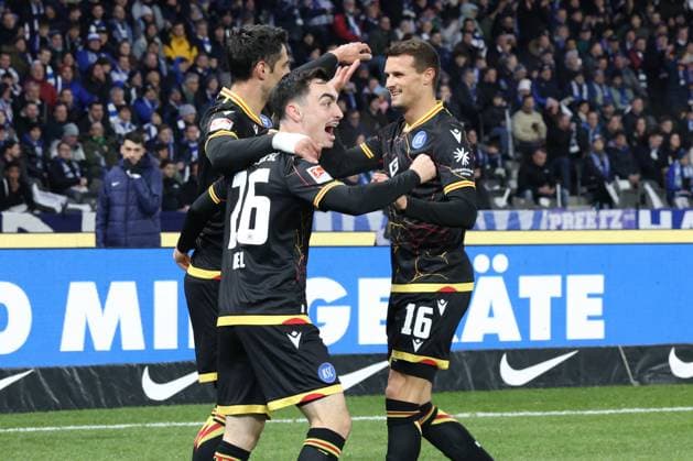 DEU, DFL, 2. FBL, Hertha BSC vs. Karlsruher SC, 11.11.2023, Berliner Olympiastadion, Berlin, DEU, DFL, 2. FBL, Hertha BSC vs. Karlsruher SC, im Bild 0:1 durch Lars Stindel (Karlsruher SC 13), Paul Nebel (Karlsruher SC 26), Philip Heise (Karlsruher SC 16) DFL - regulations prohibit any use of Photographs as image sequences and or quasi-video Foto: Juergen Engler nordphoto GmbH