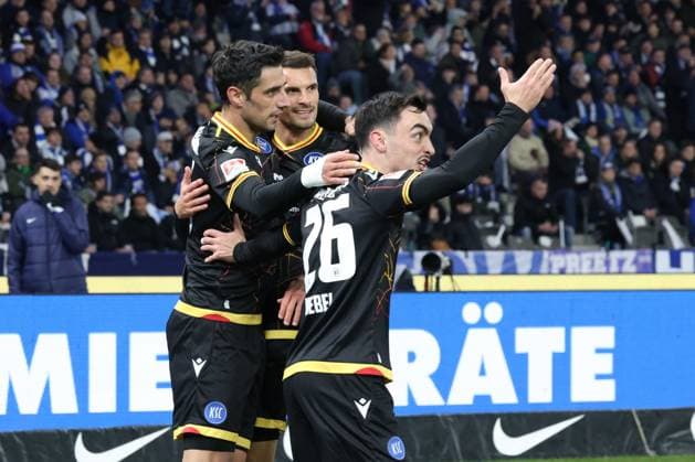 DEU, DFL, 2. FBL, Hertha BSC vs. Karlsruher SC, 11.11.2023, Berliner Olympiastadion, Berlin, DEU, DFL, 2. FBL, Hertha BSC vs. Karlsruher SC, im Bild 0:1 durch Lars Stindel (Karlsruher SC 13), Paul Nebel (Karlsruher SC 26), Philip Heise (Karlsruher SC 16) DFL - regulations prohibit any use of Photographs as image sequences and or quasi-video Foto: Juergen Engler nordphoto GmbH