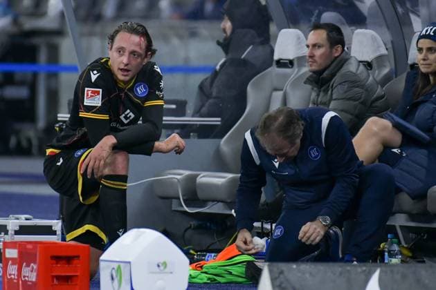Fussball 2. Bundesliga, Hertha BSC - Karlsruher SC 11.11.2023, xdanx, Fussball 2. Bundesliga, Hertha BSC - Karlsruher SC, v.l. Robin Bormuth (Karlsruher SC 32),Kopfwunde (DFL DFB REGULATIONS PROHIBIT ANY USE OF PHOTOGRAPHS as IMAGE SEQUENCES and or QUASI-VIDEO) Foto: Daniel Lakomski Mix1 Berlin Olympiastadion Berlin Berlin Deutschland (DE)