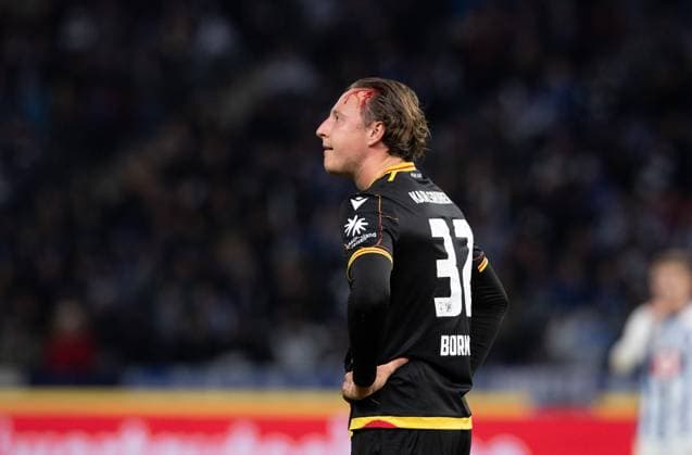 Sport Bilder des Tages Fussball, Herren, Saison 2023 2024, 2. Bundesliga (13. Spieltag), Hertha BSC - Karlsruher SC, Robin Bormuth (Karlsruher SC) mit blutender Wunde am Kopf, 11.11. 2023,