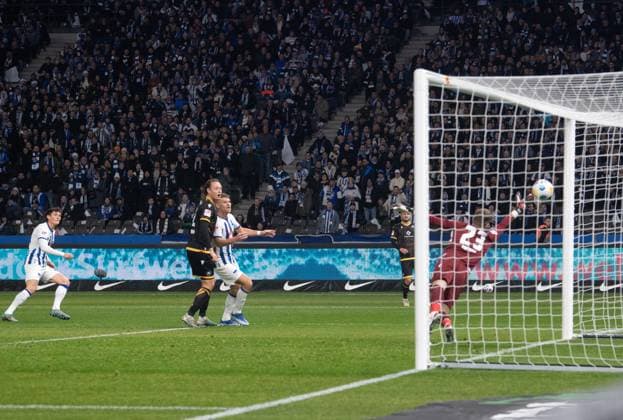 Fussball, Herren, Saison 2023 2024, 2. Bundesliga (13. Spieltag), Hertha BSC - Karlsruher SC, v. l. Fabian Reese (Hertha BSC) erzielt das Tor zum 1:1 gegen Torhüter Patrick Drewes (Karlsruher SC), 11.11. 2023,