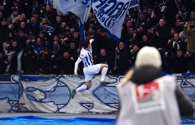 Fussball, Herren, Saison 2023 2024, 2. Bundesliga (13. Spieltag), Hertha BSC - Karlsruher SC, Fabian Reese (Hertha BSC) und Fans, Jubel nach Tor zum 1:1, 11.11. 2023,