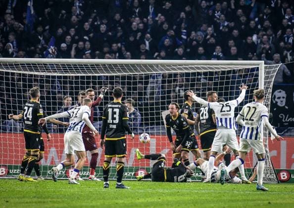 Fussball 2. Bundesliga, Hertha BSC - Karlsruher SC 11.11.2023, xdanx, Fussball 2. Bundesliga, Hertha BSC - Karlsruher SC, v.l. Jubel nach dem 1:2 durch Florian Niederlechner (Hertha BSC 7) (DFL DFB REGULATIONS PROHIBIT ANY USE OF PHOTOGRAPHS as IMAGE SEQUENCES and or QUASI-VIDEO) Foto: Daniel Lakomski Mix1 Berlin Olympiastadion Berlin Berlin Deutschland (DE)