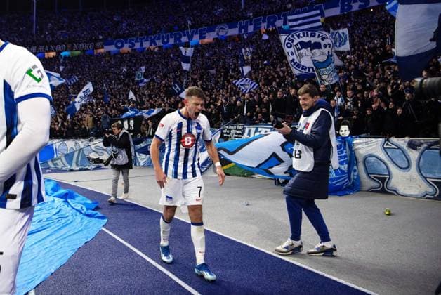 Fussball, Herren, Saison 2023 2024, 2. Bundesliga (13. Spieltag), Hertha BSC - Karlsruher SC, v. l. Florian Niederlechner (Hertha BSC), Jubel nach Tor zum 2:1, 11.11. 2023,