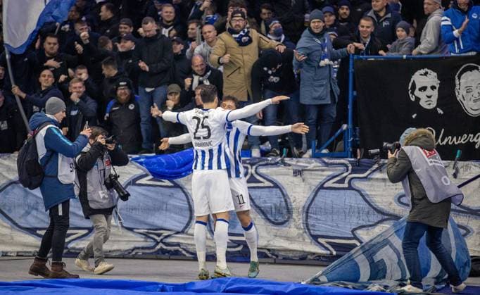 Berlin, 11.11.2023, Fussball, 2.Bundesliga, 13. Spieltag, Hertha BSC - Karlsruher SC, Olympiastadion. Berlins Fabian Reese (r) jubelt nach seinem Treffer zum 1:1 mit Teamkollege Haris Tabakovic. DFL regulations and DFB regulations prohibit any use of photographs as image sequences and or quasi-video, Foto: Andreas Gora Hertha BSC - Karlsruher SC