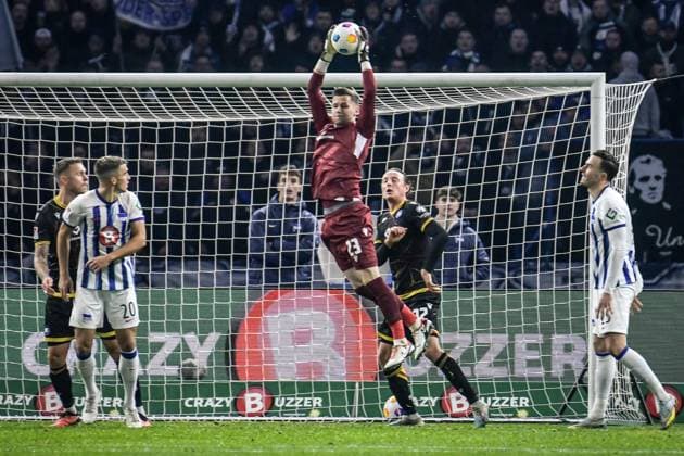 Fussball 2. Bundesliga, Hertha BSC - Karlsruher SC 11.11.2023, xdanx, Fussball 2. Bundesliga, Hertha BSC - Karlsruher SC, v.l. Marc Oliver Kempf (Hertha BSC 20),Patrick Drewes (Karlsruher SC 23),Robin Bormuth (Karlsruher SC 32),Haris Tabakovic (Hertha BSC 25) (DFL DFB REGULATIONS PROHIBIT ANY USE OF PHOTOGRAPHS as IMAGE SEQUENCES and or QUASI-VIDEO) Foto: Daniel Lakomski Mix1 Berlin Olympiastadion Berlin Berlin Deutschland (DE)