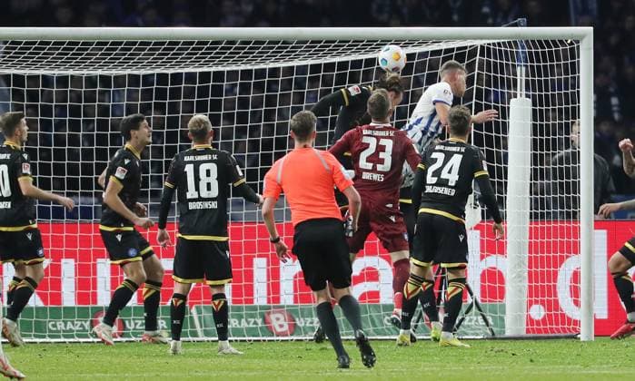 Florian Niederlechner erzielt das Tor zum 2:1 gegen Torwart Patrick Drewes Fußball Fussball DFL 2.Bundesliga Herren 13.Spieltag Saison 2023 2024 11.11.2023 Hertha BSC Berlin vs. Karlsruher SC KSC DFL regulations prohibit any use of photographs as image sequences and or quasi-video