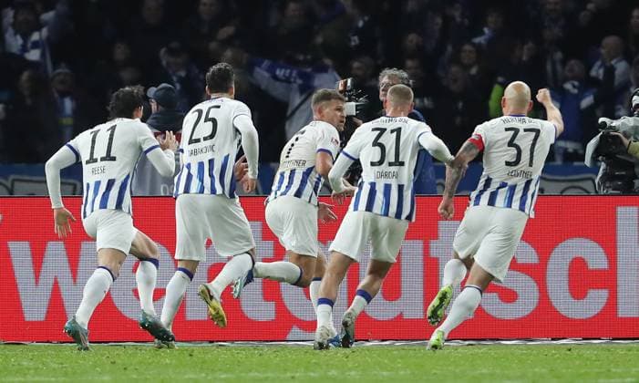 Florian Niederlechner (Mitte) jubelt nach 2:1 Freude Emotion Jubel Fußball Fussball DFL 2.Bundesliga Herren 13.Spieltag Saison 2023 2024 11.11.2023 Hertha BSC Berlin vs. Karlsruher SC KSC DFL regulations prohibit any use of photographs as image sequences and or quasi-video