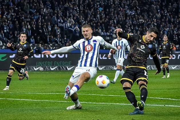 Fussball 2. Bundesliga, Hertha BSC - Karlsruher SC 11.11.2023, xdanx, Fussball 2. Bundesliga, Hertha BSC - Karlsruher SC, v.l. Marton Dardai (Hertha BSC 31),Lars Stindl (Karlsruher SC 13),Zweikampf, Duell, Kampf, tackle (DFL DFB REGULATIONS PROHIBIT ANY USE OF PHOTOGRAPHS as IMAGE SEQUENCES and or QUASI-VIDEO) Foto: Daniel Lakomski Mix1 Berlin Olympiastadion Berlin Berlin Deutschland (DE)