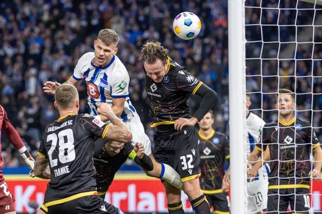 Berlin, 11.11.2023, Fussball, 2.Bundesliga, 13. Spieltag, Hertha BSC - Karlsruher SC, Olympiastadion. Berlins Florian Niederlechner (M) trifft mit dem Kopf zum 2:1. DFL regulations and DFB regulations prohibit any use of photographs as image sequences and or quasi-video, Foto: Andreas Gora Hertha BSC - Karlsruher SC