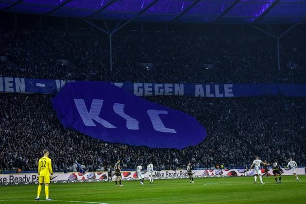 Fussball 2. Bundesliga, Hertha BSC - Karlsruher SC 11.11.2023, xdanx, Fussball 2. Bundesliga, Hertha BSC - Karlsruher SC, v.l. KSC Flagge im Hertha Block (DFL DFB REGULATIONS PROHIBIT ANY USE OF PHOTOGRAPHS as IMAGE SEQUENCES and or QUASI-VIDEO) Foto: Daniel Lakomski Mix1 Berlin Olympiastadion Berlin Berlin Deutschland (DE)