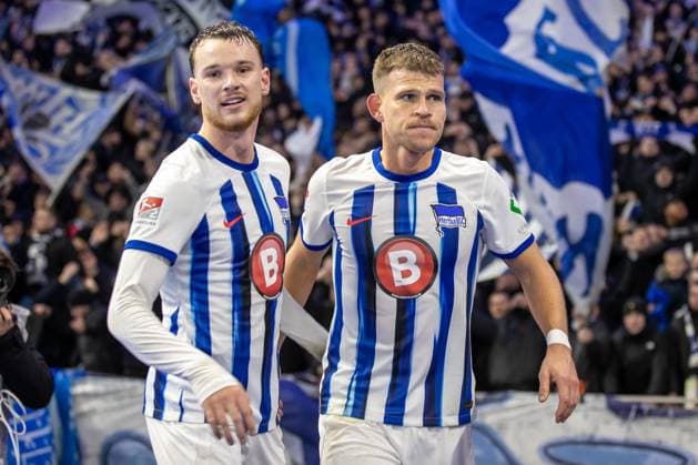 Berlin, 11.11.2023, Fussball, 2.Bundesliga, 13. Spieltag, Hertha BSC - Karlsruher SC, Olympiastadion. Berlins Florian Niederlechner (r) jubelt nach seinem Treffer zum 2:1 mit Teamkollegen Pascal Klemens. DFL regulations and DFB regulations prohibit any use of photographs as image sequences and or quasi-video, Foto: Andreas Gora Hertha BSC - Karlsruher SC