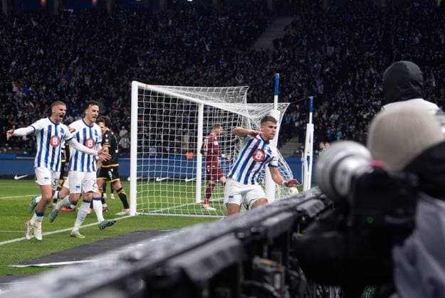 Fussball, Herren, Saison 2023 2024, 2. Bundesliga (13. Spieltag), Hertha BSC - Karlsruher SC, v. l. Marton Dardai (Hertha BSC), Haris Tabakovic (Hertha BSC), Florian Niederlechner (Hertha BSC), Jubel nach Tor zum 2:1, 11.11. 2023,