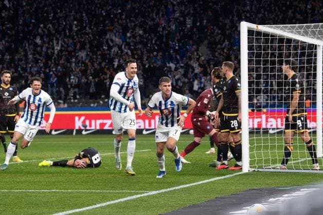 Fussball, Herren, Saison 2023 2024, 2. Bundesliga (13. Spieltag), Hertha BSC - Karlsruher SC, v. l. Fabian Reese (Hertha BSC), Haris Tabakovic (Hertha BSC), Florian Niederlechner (Hertha BSC), Jubel nach Tor zum 2:1, 11.11. 2023,