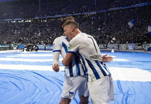 Fussball, Herren, Saison 2023 2024, 2. Bundesliga (13. Spieltag), Hertha BSC - Karlsruher SC, v. l. Fabian Reese (Hertha BSC), Florian Niederlechner (Hertha BSC), Jubel nach Tor zum 2:1, 11.11. 2023,