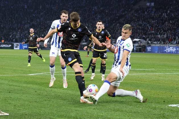 DEU, DFL, 2. FBL, Hertha BSC vs. Karlsruher SC, 11.11.2023, Berliner Olympiastadion, Berlin, DEU, DFL, 2. FBL, Hertha BSC vs. Karlsruher SC, im Bild Marc-Oliver Kempf (Hertha BSC Berlin 20), Pascal Klemens (Hertha BSC Berlin 41), Marvin Wanitzek (Karlsruher SC 10) DFL - regulations prohibit any use of Photographs as image sequences and or quasi-video Foto: Juergen Engler nordphoto GmbH