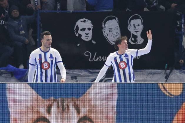 DEU, DFL, 2. FBL, Hertha BSC vs. Karlsruher SC, 11.11.2023, Berliner Olympiastadion, Berlin, DEU, DFL, 2. FBL, Hertha BSC vs. Karlsruher SC, im Bild 1:1 durch Fabian Reese (Hertha BSC Berlin 11), Haris Tabakovic (Hertha BSC Berlin 25), DFL - regulations prohibit any use of Photographs as image sequences and or quasi-video Foto: Juergen Engler nordphoto GmbH