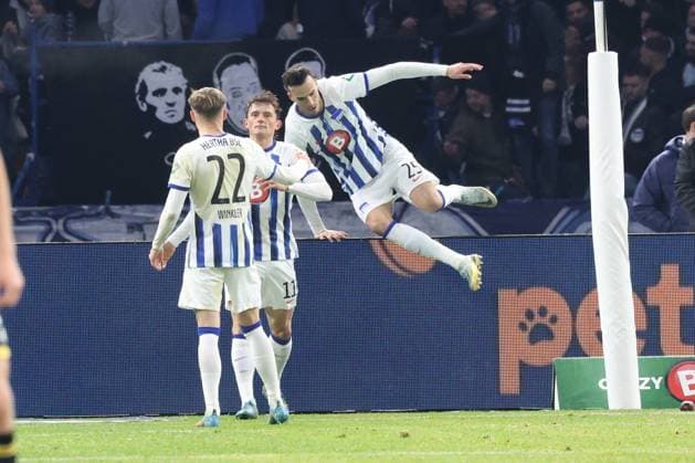 DEU, DFL, 2. FBL, Hertha BSC vs. Karlsruher SC, 11.11.2023, Berliner Olympiastadion, Berlin, DEU, DFL, 2. FBL, Hertha BSC vs. Karlsruher SC, im Bild 1:1 durch Fabian Reese (Hertha BSC Berlin 11), Haris Tabakovic (Hertha BSC Berlin 25), Marten Winkler (Hertha BSC Berlin 22) DFL - regulations prohibit any use of Photographs as image sequences and or quasi-video Foto: Juergen Engler nordphoto GmbH