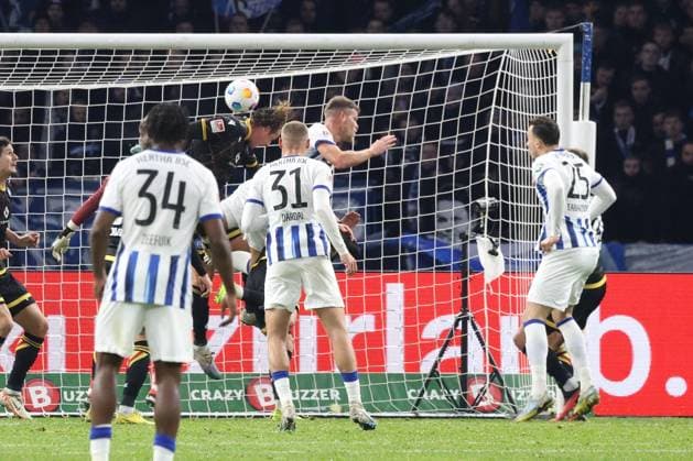 DEU, DFL, 2. FBL, Hertha BSC vs. Karlsruher SC, 11.11.2023, Berliner Olympiastadion, Berlin, DEU, DFL, 2. FBL, Hertha BSC vs. Karlsruher SC, im Bild 2:1 durch Florian Niederlechner (Hertha BSC Berlin 7), Robin Bormuth (Karlsruher SC 32) DFL - regulations prohibit any use of Photographs as image sequences and or quasi-video Foto: Juergen Engler nordphoto GmbH