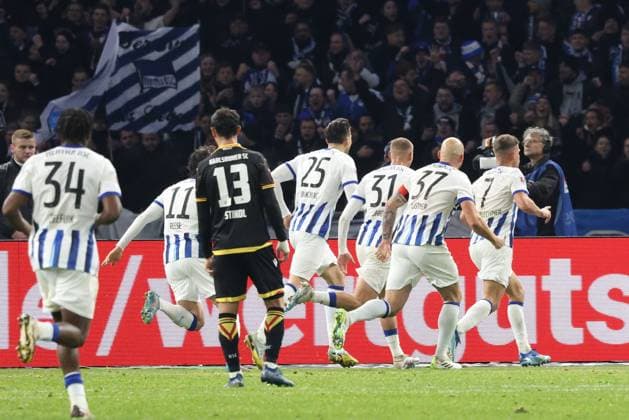 DEU, DFL, 2. FBL, Hertha BSC vs. Karlsruher SC, 11.11.2023, Berliner Olympiastadion, Berlin, DEU, DFL, 2. FBL, Hertha BSC vs. Karlsruher SC, im Bild 2:1 durch Florian Niederlechner (Hertha BSC Berlin 7), Haris Tabakovic (Hertha BSC Berlin 25), Marton Dardai (Hertha BSC Berlin 31), Lars Stindel (Karlsruher SC 13) DFL - regulations prohibit any use of Photographs as image sequences and or quasi-video Foto: Juergen Engler nordphoto GmbH