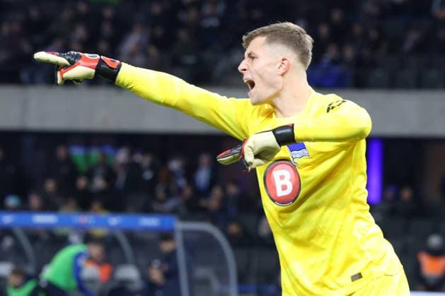 DEU, DFL, 2. FBL, Hertha BSC vs. Karlsruher SC, 11.11.2023, Berliner Olympiastadion, Berlin, DEU, DFL, 2. FBL, Hertha BSC vs. Karlsruher SC, im Bild Tjark Ernst (Hertha BSC Berlin 12) DFL - regulations prohibit any use of Photographs as image sequences and or quasi-video Foto: Juergen Engler nordphoto GmbH
