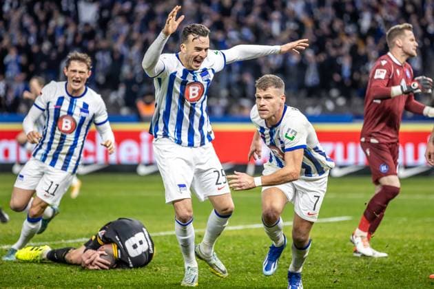 Berlin, 11.11.2023, Fussball, 2.Bundesliga, 13. Spieltag, Hertha BSC - Karlsruher SC, Olympiastadion. Berlins Florian Niederlechner (r) jubelt nach seinem Treffer zum 2:1 mit Teamkollegen. DFL regulations and DFB regulations prohibit any use of photographs as image sequences and or quasi-video, Foto: Andreas Gora Hertha BSC - Karlsruher SC
