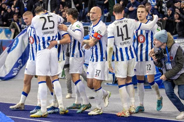 Berlin, 11.11.2023, Fussball, 2.Bundesliga, 13. Spieltag, Hertha BSC - Karlsruher SC, Olympiastadion. Berlins Florian Niederlechner (3.v.l) jubelt nach seinem Treffer zum 2:1 mit Teamkollegen. DFL regulations and DFB regulations prohibit any use of photographs as image sequences and or quasi-video, Foto: Andreas Gora Hertha BSC - Karlsruher SC