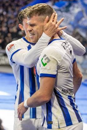 Berlin, 11.11.2023, Fussball, 2.Bundesliga, 13. Spieltag, Hertha BSC - Karlsruher SC, Olympiastadion. Berlins Florian Niederlechner (r) jubelt nach seinem Treffer zum 2:1 mit Teamkollegen. DFL regulations and DFB regulations prohibit any use of photographs as image sequences and or quasi-video, Foto: Andreas Gora Hertha BSC - Karlsruher SC