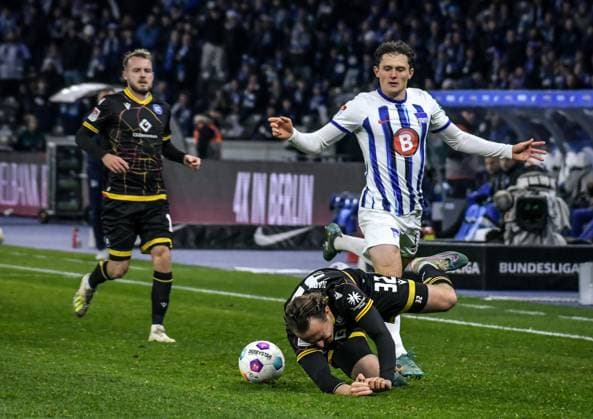 Fussball 2. Bundesliga, Hertha BSC - Karlsruher SC 11.11.2023, xlakx, Fussball 2. Bundesliga, Hertha BSC - Karlsruher SC emspor, v.l. Robin Bormuth (Karlsruher SC 32),Fabian Reese (Hertha BSC 11),Zweikampf, Duell, Kampf, tackle (DFL DFB REGULATIONS PROHIBIT ANY USE OF PHOTOGRAPHS as IMAGE SEQUENCES and or QUASI-VIDEO) Foto: Daniel Lakomski Jan Huebner Berlin Olympiastadion Berlin Berlin Deutschland (DE)