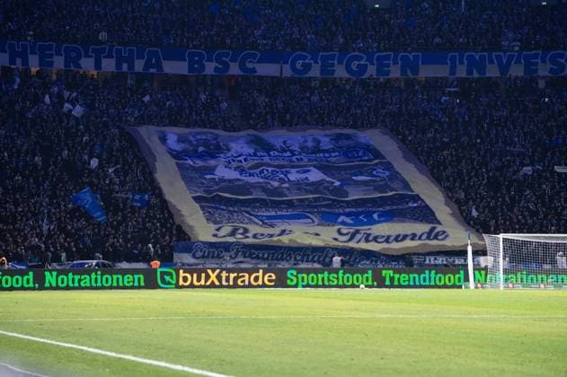 Fussball, Herren, Saison 2023 2024, 2. Bundesliga (13. Spieltag), Hertha BSC - Karlsruher SC, Fans von Hertha mit Choreo, 11.11. 2023,
