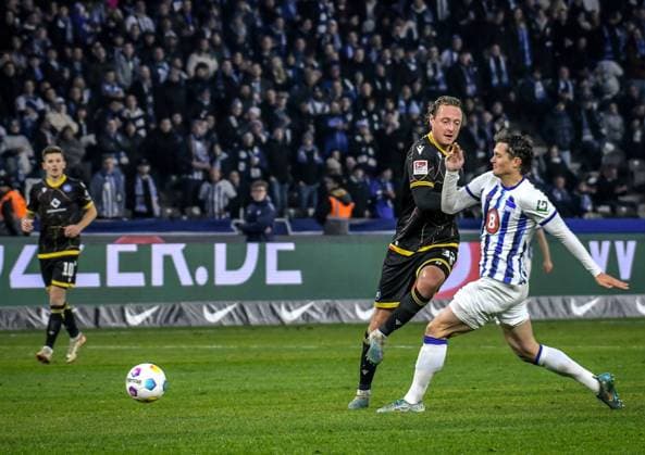11.11.2023, xlakx, Fussball 2. Bundesliga, Hertha BSC - Karlsruher SC emspor, v.l. Robin Bormuth (Karlsruher SC 32),Fabian Reese (Hertha BSC 11),Zweikampf, Duell, Kampf, tackle (DFL DFB REGULATIONS PROHIBIT ANY USE OF PHOTOGRAPHS as IMAGE SEQUENCES and or QUASI-VIDEO) Berlin
