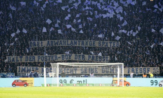 Fussball, Herren, Saison 2023 2024, 2. Bundesliga (13. Spieltag), Hertha BSC - Karlsruher SC, Fans von Hertha mit Transparent, Drei Abwahlanträge später hält der Poster-Boy der Presse immer noch nicht seine Fresse, 11.11. 2023,