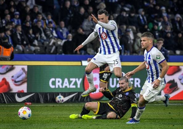 11.11.2023, xlakx, Fussball 2. Bundesliga, Hertha BSC - Karlsruher SC emspor, v.l. Haris Tabakovic (Hertha BSC 25),Jerome Gondorf (Karlsruher SC 8),Florian Niederlechner (Hertha BSC 7),Zweikampf, Duell, Kampf, tackle (DFL DFB REGULATIONS PROHIBIT ANY USE OF PHOTOGRAPHS as IMAGE SEQUENCES and or QUASI-VIDEO) Berlin