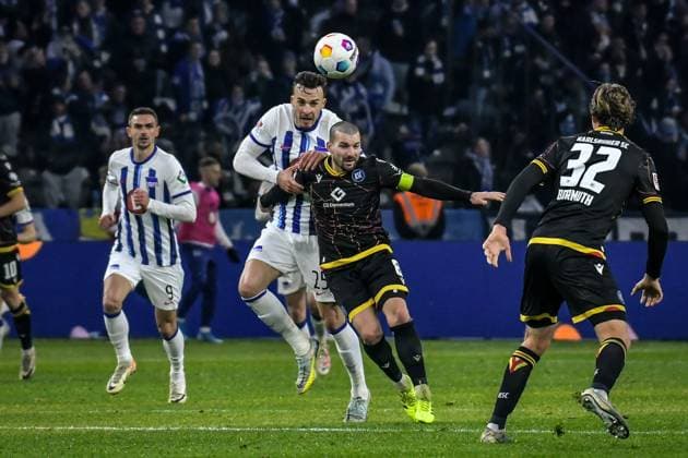 11.11.2023, xlakx, Fussball 2. Bundesliga, Hertha BSC - Karlsruher SC emspor, v.l. Haris Tabakovic (Hertha BSC 25),Jerome Gondorf (Karlsruher SC 8),Zweikampf, Duell, Kampf, tackle (DFL DFB REGULATIONS PROHIBIT ANY USE OF PHOTOGRAPHS as IMAGE SEQUENCES and or QUASI-VIDEO) Berlin