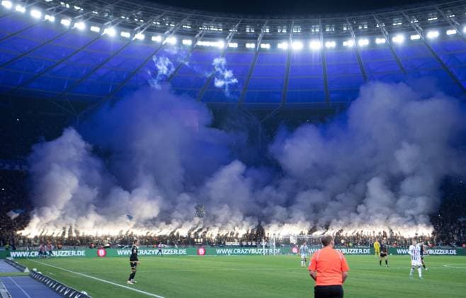 Fussball, Herren, Saison 2023 2024, 2. Bundesliga (13. Spieltag), Hertha BSC - Karlsruher SC, Fans von Hertha zünden Pyrotechnik, 11.11. 2023,