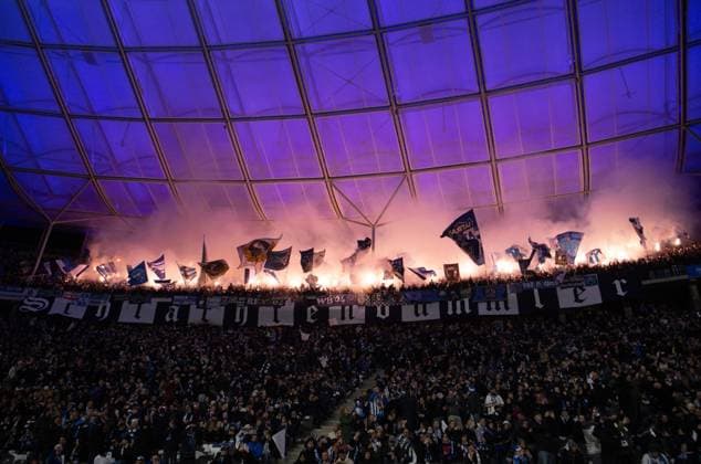 Fussball, Herren, Saison 2023 2024, 2. Bundesliga (13. Spieltag), Hertha BSC - Karlsruher SC, Fans von Karlsruhe zünden Pyrotechnik, 11.11. 2023,