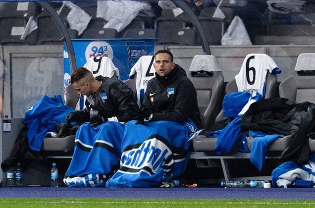 Fussball, Herren, Saison 2023 2024, 2. Bundesliga (13. Spieltag), Hertha BSC - Karlsruher SC, v. l. Peter Pekarik (Hertha BSC), Torhüter Marius Gersbeck (Hertha BSC) auf der Bank, 11.11. 2023,