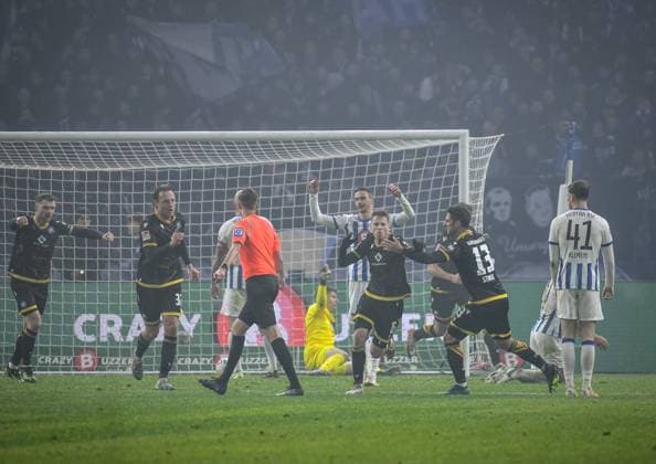 11.11.2023, xlakx, Fussball 2. Bundesliga, Hertha BSC - Karlsruher SC emspor, v.l. Jubel nach dem 2:2 durch Leon Jensen (Karlsruher SC 6), (DFL DFB REGULATIONS PROHIBIT ANY USE OF PHOTOGRAPHS as IMAGE SEQUENCES and or QUASI-VIDEO) Berlin