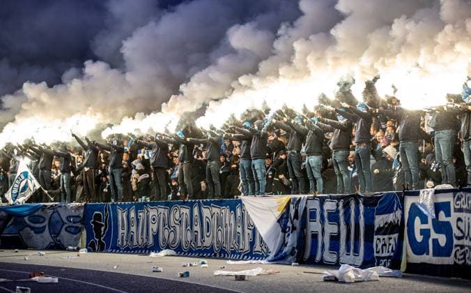 Berlin, 11.11.2023, Fussball, 2.Bundesliga, 13. Spieltag, Hertha BSC - Karlsruher SC, Olympiastadion. Fans zuenden Bengalisches Feuer. DFL regulations and DFB regulations prohibit any use of photographs as image sequences and or quasi-video, Foto: Andreas Gora Hertha BSC - Karlsruher SC