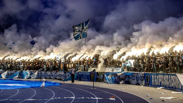 Sport Bilder des Tages Berlin, 11.11.2023, Fussball, 2.Bundesliga, 13. Spieltag, Hertha BSC - Karlsruher SC, Olympiastadion. Fans zuenden Bengalisches Feuer. DFL regulations and DFB regulations prohibit any use of photographs as image sequences and or quasi-video, Foto: Andreas Gora Hertha BSC - Karlsruher SC
