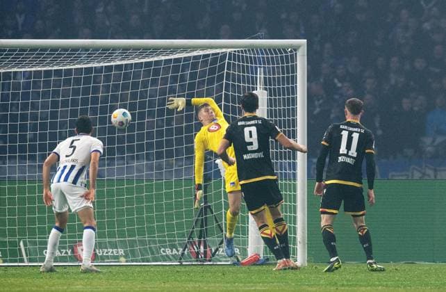 Fussball, Herren, Saison 2023 2024, 2. Bundesliga (13. Spieltag), Hertha BSC - Karlsruher SC, Leon Jensen (nicht im Bild, Karlsruher SC) erzielt das Tor zum 2:2 gegen Torhüter Tjark Ernst (Hertha BSC), 11.11. 2023,