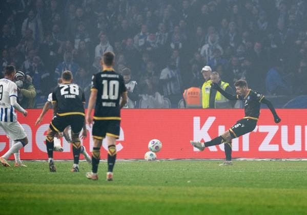 Fussball, Herren, Saison 2023 2024, 2. Bundesliga (13. Spieltag), Hertha BSC - Karlsruher SC, Leon Jensen (Karlsruher SC) erzielt das Tor zum 2:2, 11.11. 2023,
