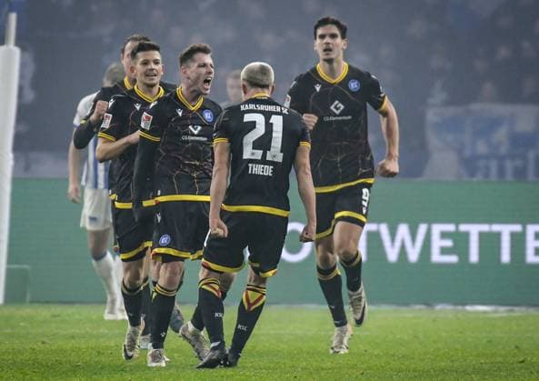 11.11.2023, xlakx, Fussball 2. Bundesliga, Hertha BSC - Karlsruher SC emspor, v.l. Jubel nach dem 2:2 durch Leon Jensen (Karlsruher SC 6), (DFL DFB REGULATIONS PROHIBIT ANY USE OF PHOTOGRAPHS as IMAGE SEQUENCES and or QUASI-VIDEO) Berlin