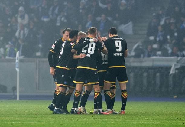 Fussball, Herren, Saison 2023 2024, 2. Bundesliga (13. Spieltag), Hertha BSC - Karlsruher SC, Karlsruhe jubelt nach Tor zum 2:2 durch Leon Jensen (Karlsruher SC), 11.11. 2023,