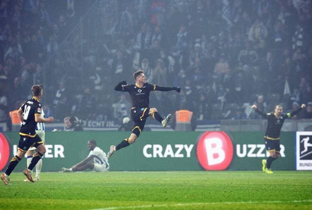 Sport Bilder des Tages Fussball, Herren, Saison 2023 2024, 2. Bundesliga (13. Spieltag), Hertha BSC - Karlsruher SC, Leon Jensen (Karlsruher SC), Jubel nach Tor zum 2:2, 11.11. 2023,