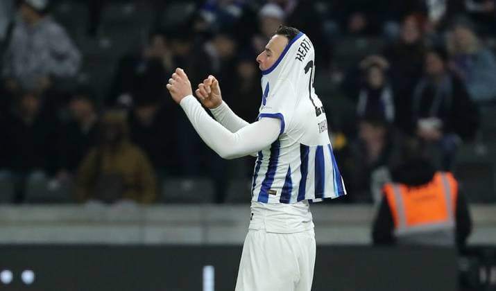 Haris Tabakovic enttäuscht nach vergebener Torchance Enttäuschung Fußball Fussball DFL 2.Bundesliga Herren 13.Spieltag Saison 2023 2024 11.11.2023 Hertha BSC Berlin vs. Karlsruher SC KSC DFL regulations prohibit any use of photographs as image sequences and or quasi-video