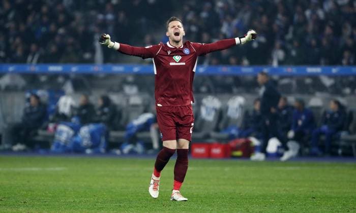 Torwart Patrick Drewes jubelt nach 2:2 durch Leon Jensen Freude Emotion Jubel Fußball Fussball DFL 2.Bundesliga Herren 13.Spieltag Saison 2023 2024 11.11.2023 Hertha BSC Berlin vs. Karlsruher SC KSC DFL regulations prohibit any use of photographs as image sequences and or quasi-video