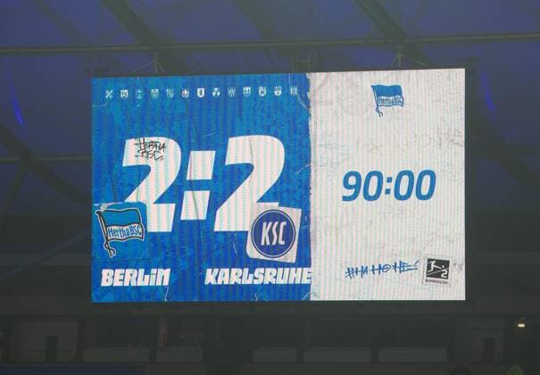 Sport Bilder des Tages Fussball, Herren, Saison 2023 2024, 2. Bundesliga (13. Spieltag), Hertha BSC - Karlsruher SC, Anzeigetafel mit 2:2-Endstand, 11.11. 2023,