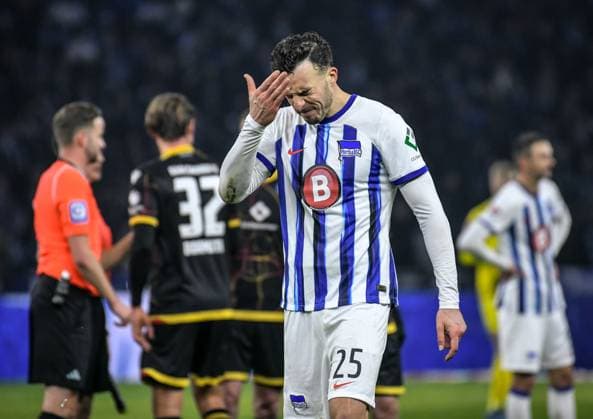 11.11.2023, xlakx, Fussball 2. Bundesliga, Hertha BSC - Karlsruher SC emspor, v.l. Haris Tabakovic (Hertha BSC 25), enttaeuscht, schaut enttaeuscht, niedergeschlagen, disappointed (DFL DFB REGULATIONS PROHIBIT ANY USE OF PHOTOGRAPHS as IMAGE SEQUENCES and or QUASI-VIDEO) Berlin